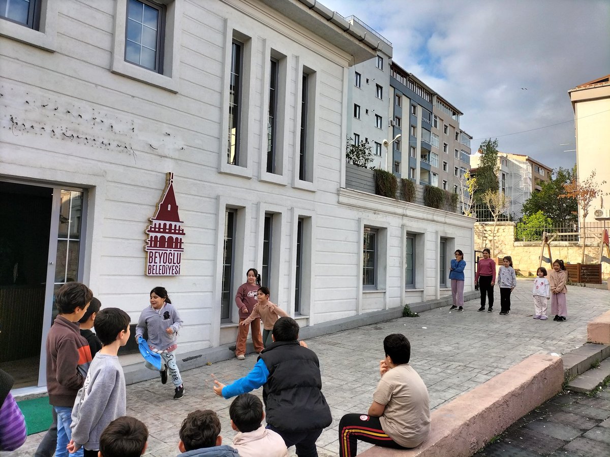 Beyoğlu Belediyesi Sinanpaşa Kütüphanesi'nde "Masal Anlatma, Hikaye Yazma ve Sokak Oyunları Atölyeleri" gerçekleştirdik