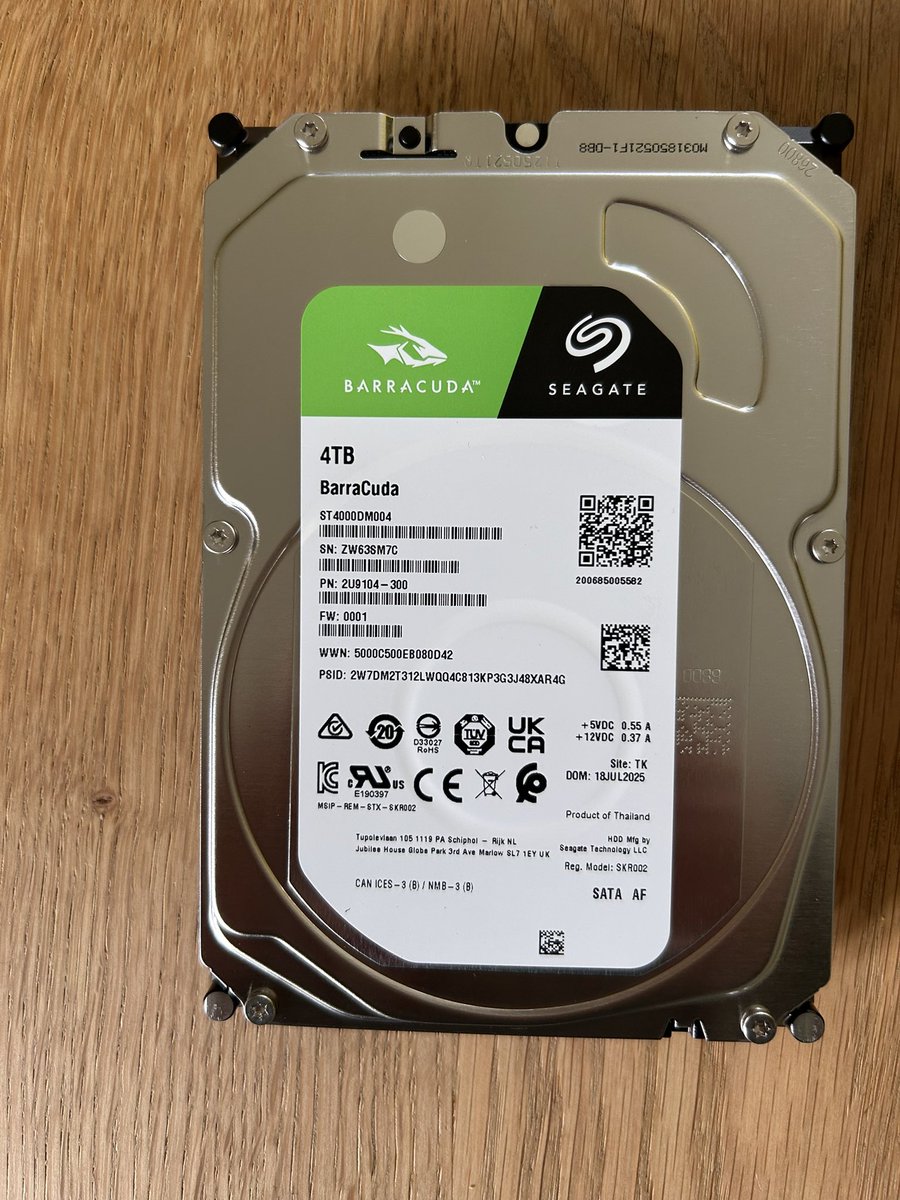 Hoffentlich war ich jetzt nicht zu optimistisch. Habe meinen PC eine neue Festplatte spendiert in der Hoffnung, dass ich noch lange viele Fotos machen kann. 

Ich fotografiere im RAW Format, da sind ein Terabyte schnell weg.