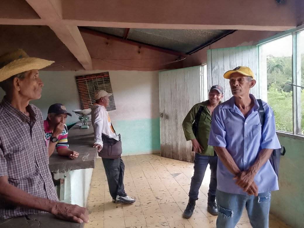 Hasta la ZD Sierra Maestra llegó el CDM del #MunicipioPilón. 
En intercambio con la población y recorrido por instituciones se pudo constatar las acciones de recuperación pos #Melissa y la reanudación de los servicios con  #TodasLasManosTodas.
#ProvinciaGranma #Cuba