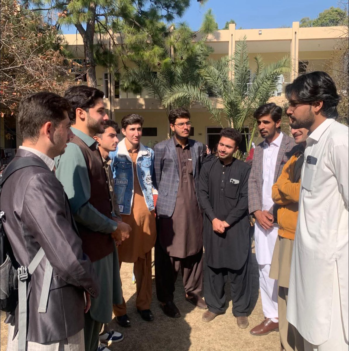 IJTSwatDivision's tweet photo. #جمعیت_سوات_غربی || فولنگ نہیں ویلکم ✨
ناظم اسلامی جمعیت طلبہ یونیورسٹی آف ویٹرنری اینڈ اینمل سائنسز سوات برادر اشرف خان اپنی ٹیم کی ہمراہ نئے آنے والے طلبہ کو ویلکم اور گائیڈ کررہے ہیں۔۔۔
#SwatJamiat #IJTSwat #UVASSwatJamiat #UVASJamiat #IslamiJamiatTalaba #JamiatForStudents https://t.co/1CPKyLtrxK