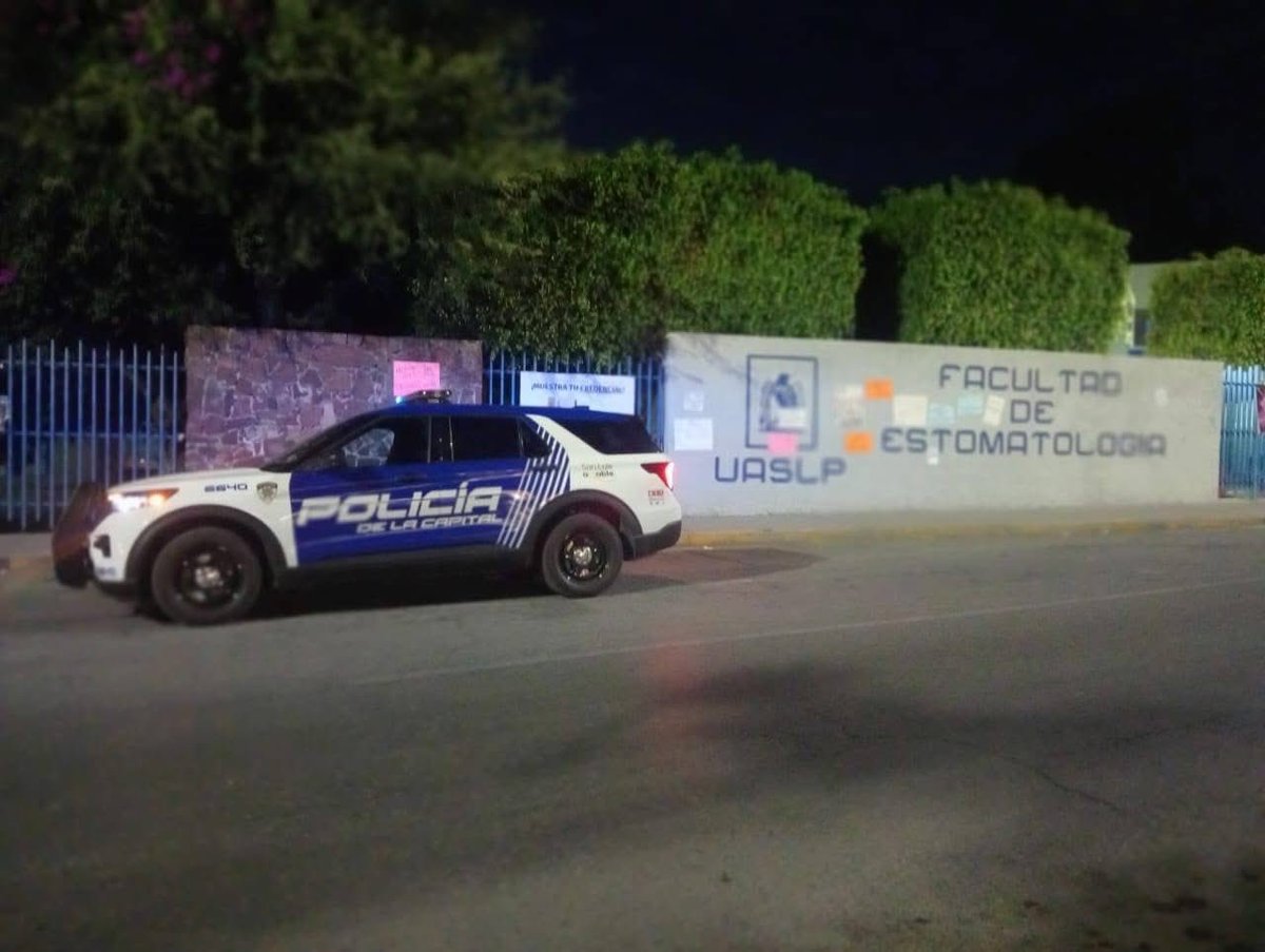 #SLP #Seguridad | 🚨👮🏽‍♂️ La Policía de la Capital refuerza la vigilancia en corredores escolares y laborales

Durante la mañana de este miércoles, elementos municipales mantienen presencia preventiva en zonas cercanas a campus universitarios y centros de trabajo en el centro, sur y