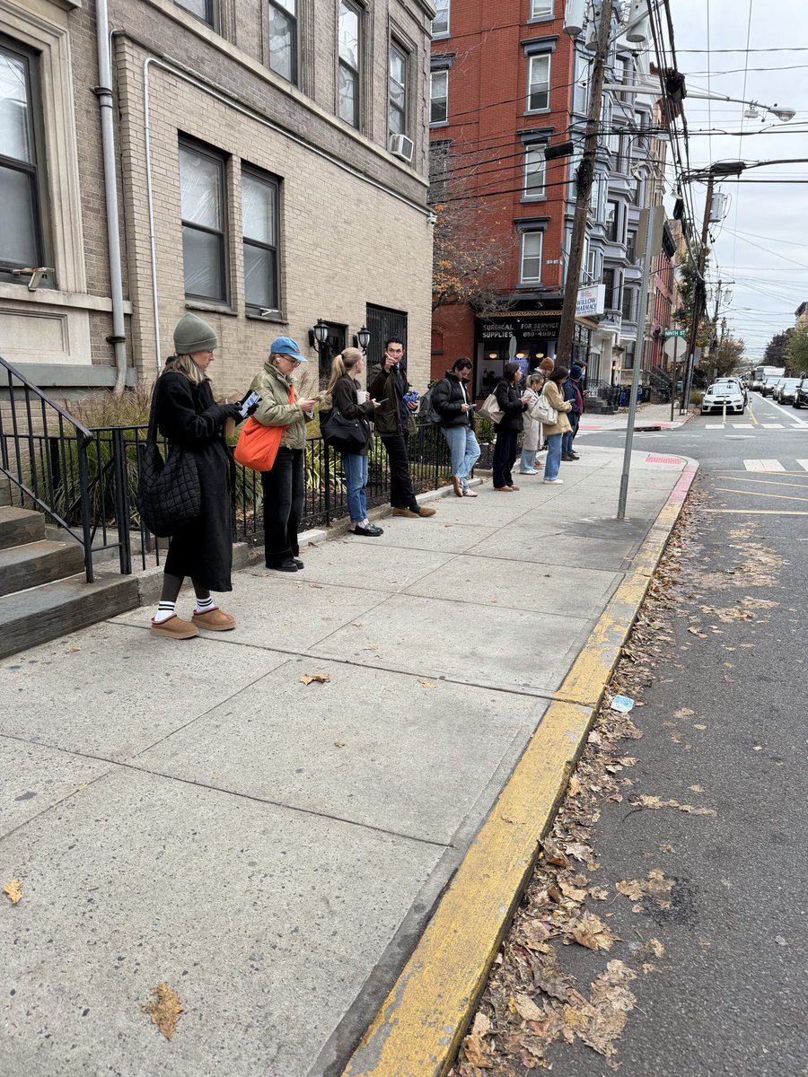 EvInNewBruns's tweet photo. @NJTRANSIT 20+minute wait for 126 bus on Willow.  Took the hop instead -  are buses even running? Cowards https://t.co/NhZywWqNnZ