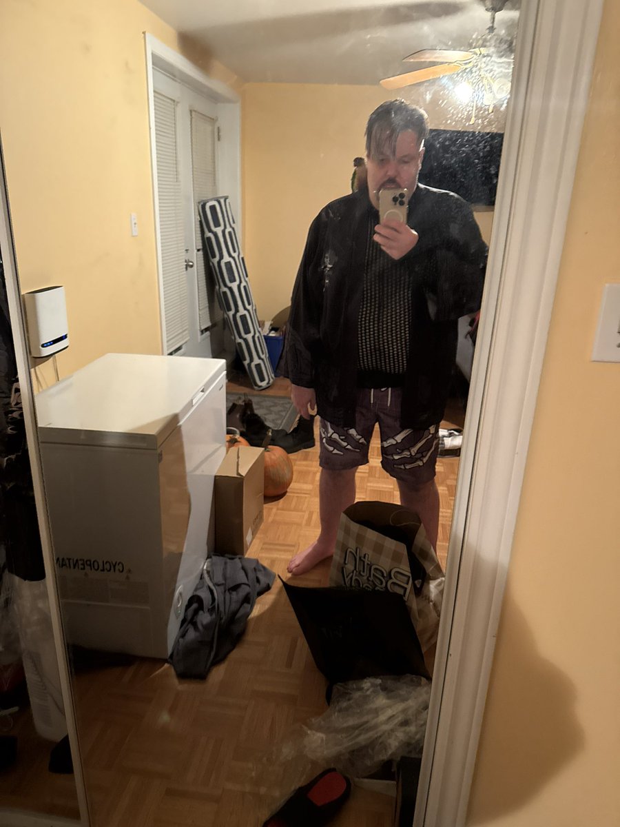 Like my slutty outfit Daddy !?