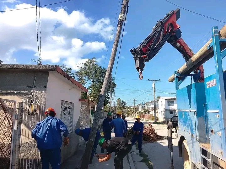 👐Hasta el poblado de #Macabí en #Banes,#Holguín, llegaron estos hombres de azul 💪pertenecientes a  ETECSA -Cuba Pinar del Río, para restablecer el servicio telefónico ☎️ en esta localidad. #EtecsaConCuba 🇨🇺