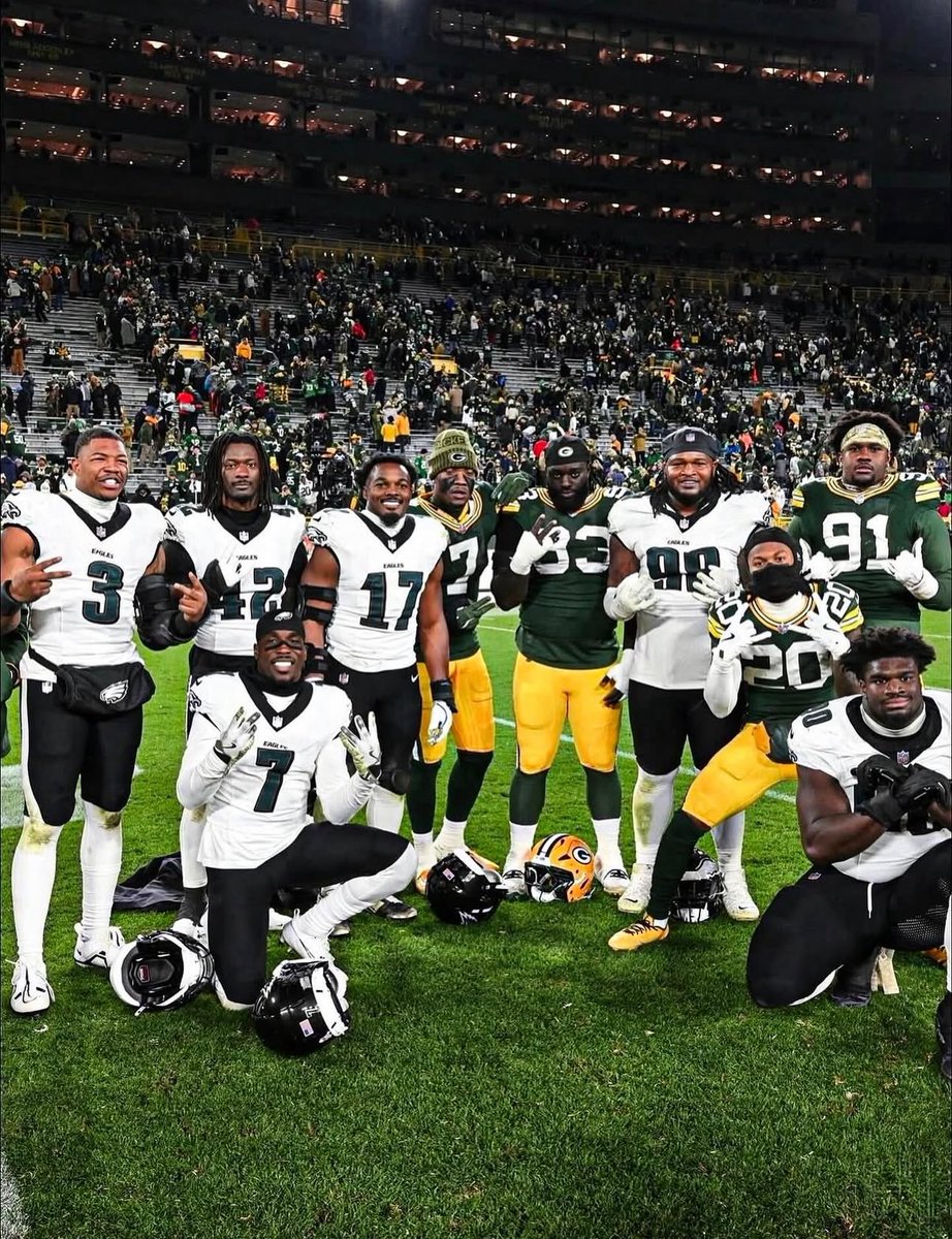 It’s crazy all of these guys once shared a field together… on the same team😳

📸 <a href="/GeorgiaFootball/">Georgia Football</a>
