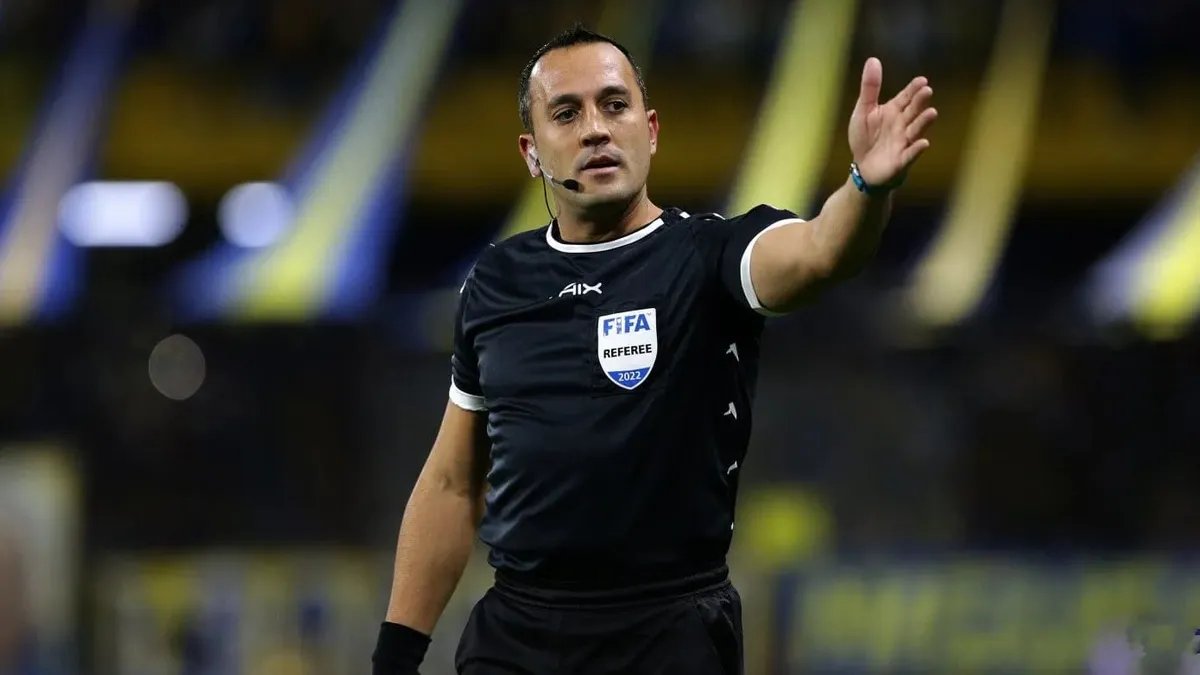 AgustinMuzzu's tweet photo. Fernando Espinoza  (buzz lightyear) fue parado para la siguiente fecha del fútbol argentino y no dirigirá ninguno de los 15 partidos de la fecha 16. Después de boquear contra Caruso y querer perjudicar a Independiente, verá todo desde afuera. Pedile ayuda a Woody la próxima https://t.co/jQTc67hriZ