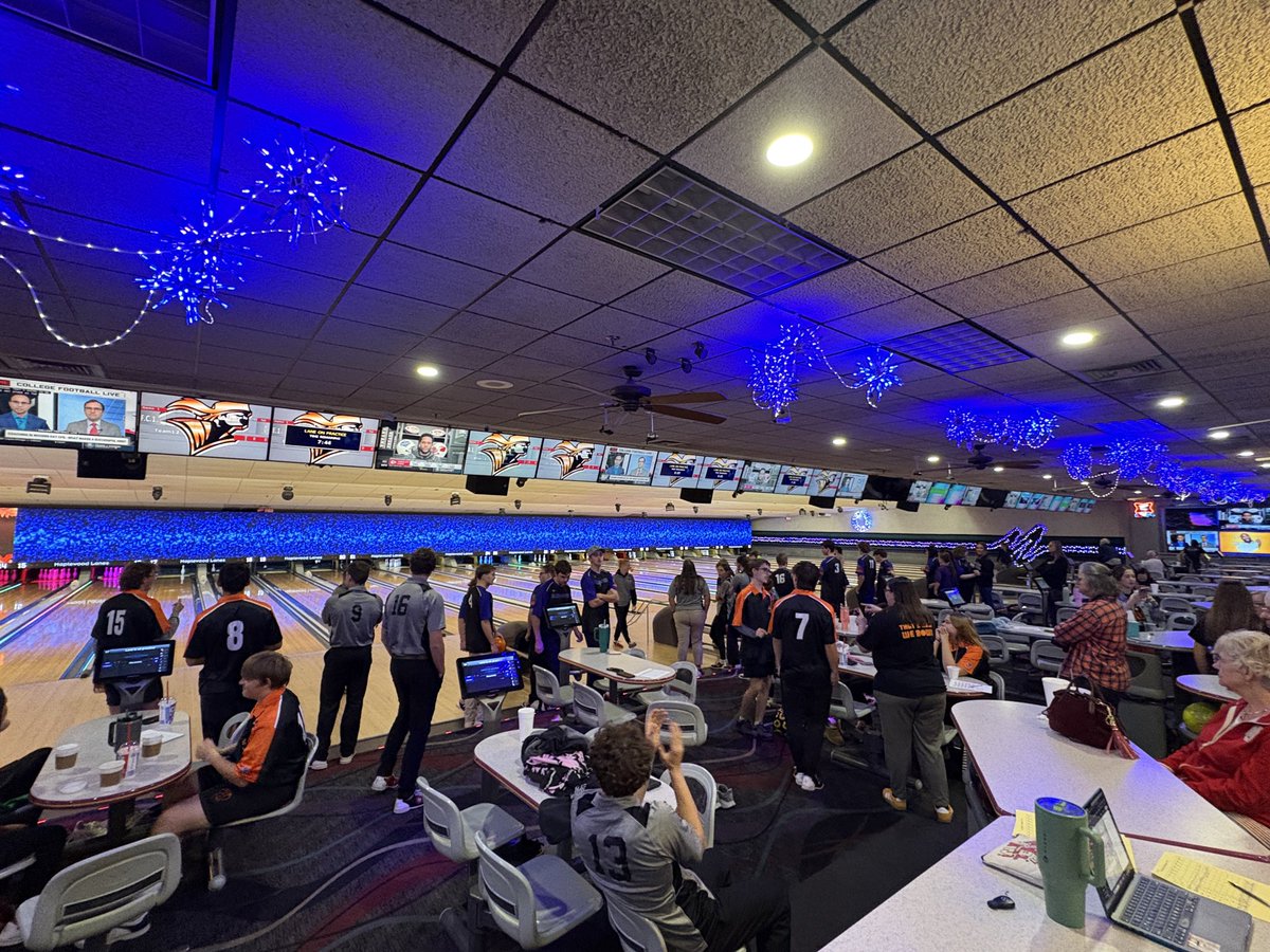 ftcactivities's tweet image. The calm before the storm! 

The Pioneer Unified Bowling team hosts Elmwood-Murdock and Blair!