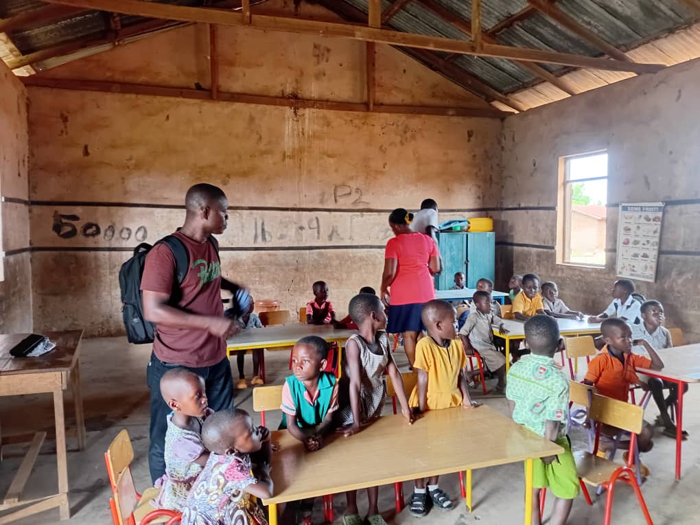 Tá ár seantáblaí &amp;cathaoireacha scoile tagtha go dtí a n-áit nua,scoil i nGána nach raibh aon troscán aici.Comhghairdeas le gach duine a bhí páirteach.Sampla álainn de chineáltas domhanda&amp;den #GeilleagarCiorclach #SDG4 #SDG12 #SDG13 #SDG17 <a href="/GreenSchoolsIre/">Green-Schools</a>  #SaoránachtDhomhanda