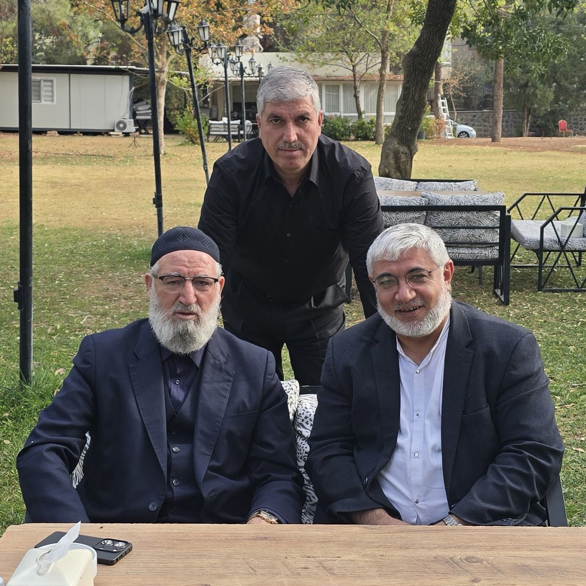 Bölgemizin kanaat önderlerinden ve alimlerinden Seyda Molla Cemal Çınar'ı ziyaret ettik. Güzell tespitleri ve kıymetli nasihatlerinden müstefid olduk.
Allah Cemal hocaya ve tüm alimlerimize hayırlı bereketli uzun ömürler nasip etsin.