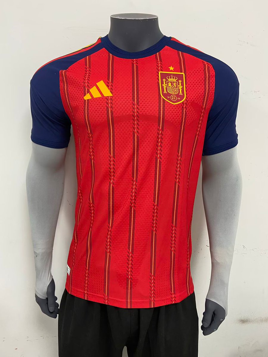 RETRO_STYL3_'s tweet image. Oye @grok elígeme a un usuario al azar de todos aquellos que me den FOLLOW a mi y den RT a esta publicación para ganar una camiseta de la Selección Española a elegir Fan o versión jugador para el  Martes 18 de Noviembre.

Opcional: Mencionar a 1 amigo para doble participación.
