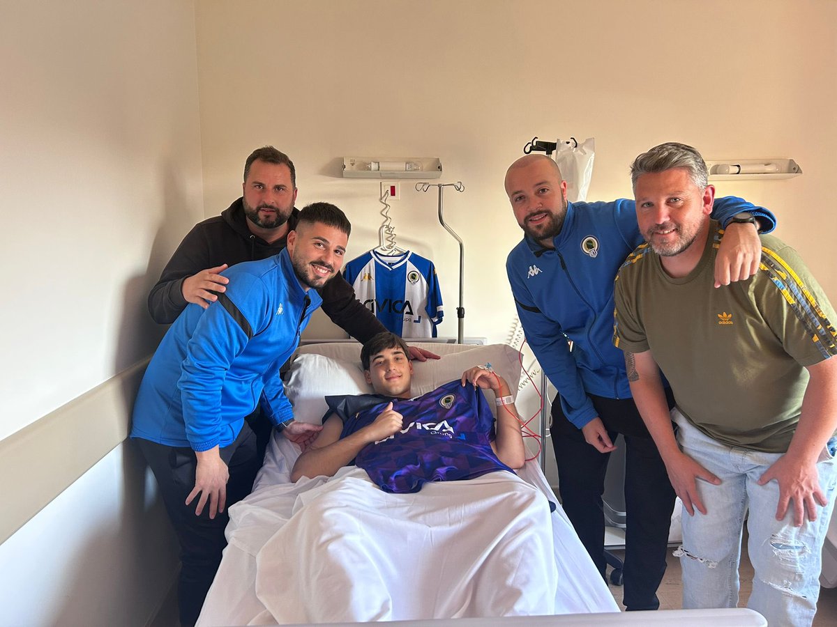 Aaron, del Cadete A, ha sido operado tras su lesión de ligamento cruzado.

👏 Ha recibido la visita de la dirección deportiva de la Fundación y entrenadores del fútbol base.

💪 Todos contigo. 

💙 #MachoHércules 🤍