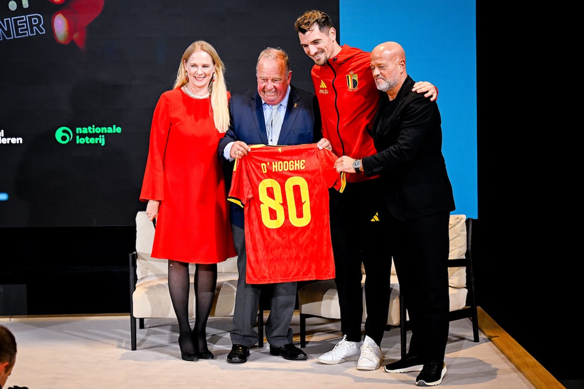 lessportsplus's tweet image. Félicité par Gianni Infantino, Michel D’Hooghe est fêté pour ses 80 ans : “Deux enfants mexicains triaient des ordures : on les a sauvés” dhnet.be/sports/footbal…