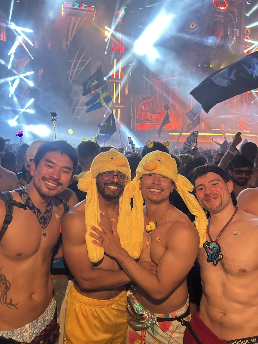 dongdolla's tweet image. My best friends got engaged this weekend. ❤️🥰