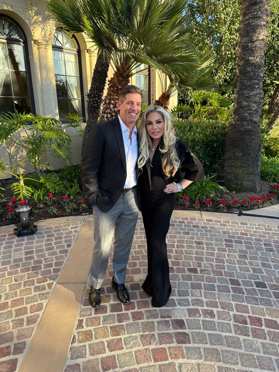 AdrienneMaloof's tweet photo. Wonderful to have XERF at my home — one of the best lasers in the country for skin rejuvenation and tightening. A perfect day of beauty, friends, and self-care. 💆‍♀️🌿 #XERF #BeautyEvent #SelfCareDay #SkinGoals #FacialTreatment #EventSetup https://t.co/Hd12nHcuux