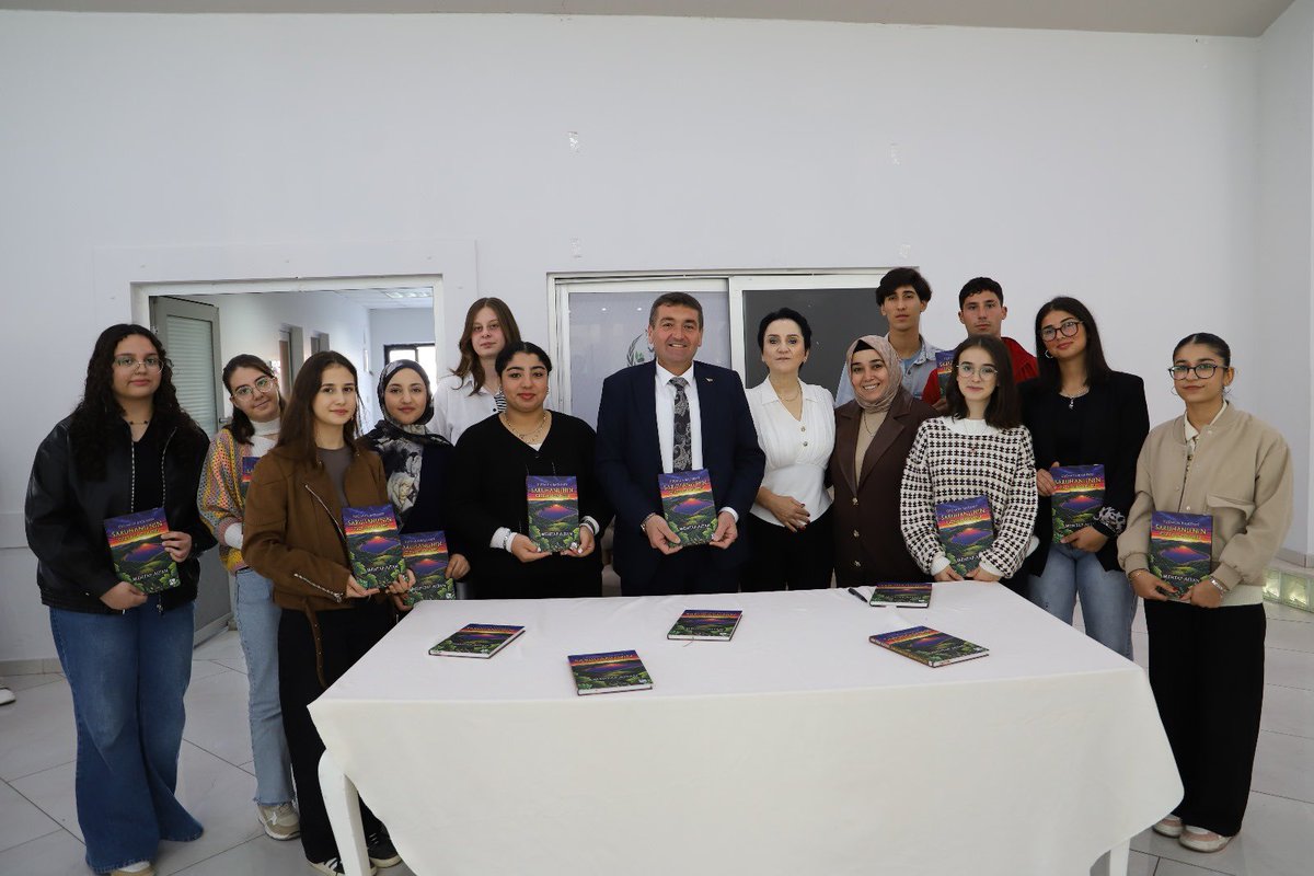 Mehtap_Altan's tweet image. “saruhanlibelediyesi: 📚 “Saruhanlı’nın Gizemli Öyküsü” Okurlarla Buluştu!

“Saruhanlı’nın Gizemli Öyküsü”
Saruhanlı Belediyesi tarafından hazırlanan, Şair ve Yazar Mehtap Altan’ın kaleme aldığı
“Saruhanlı’nın Gizemli Öyküsü” adlı kitabın tanıtım programı, yoğun bir katılımla…