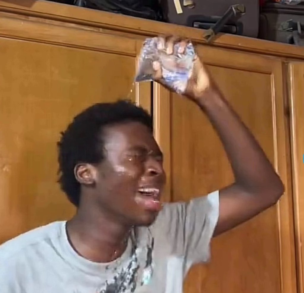 Chuksdakingz's tweet image. got my first airdrop and first i walk to POS shop to do P2P