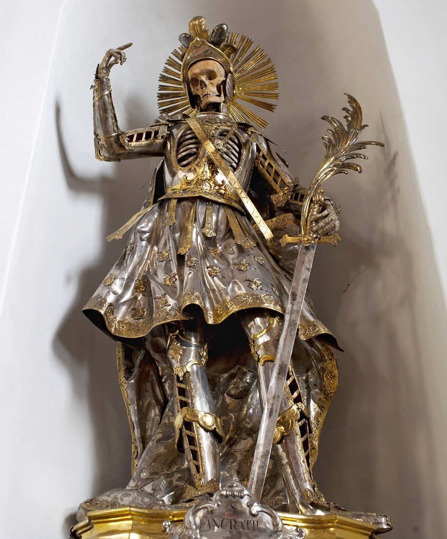 dyingdream01's tweet image. Good time to remember St. Pancratius armored skeleton. He was a 14 yo roman that converted to Christianity and was martyred in the year 300. His remains discovered in Rome in 1670’s, when a group of nuns articulated his skeleton and dressed it in a beautiful armor.