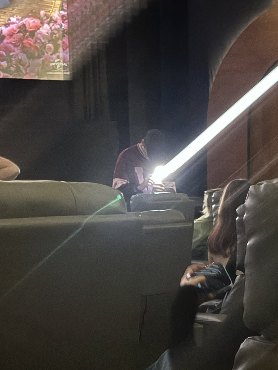 That’s one hell of a camera light, Mister Influencer.