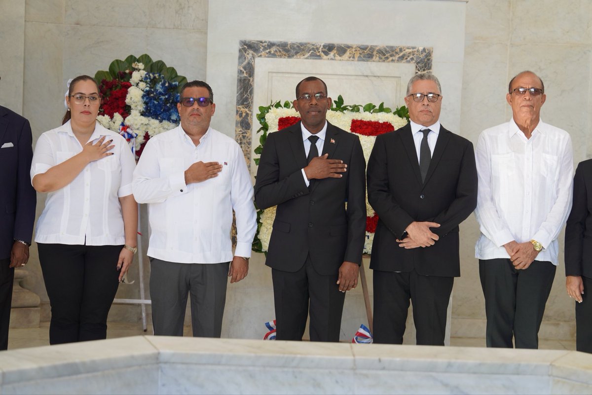 rdtitulacion's tweet photo. Con orgullo iniciamos la celebración de nuestros 13 años con una ofrenda floral en el Altar de la Patria. 🇩🇴
Seguimos comprometidos con llevar seguridad jurídica y esperanza a miles de familias dominicanas. 💙
#UTECT #13AñosDeCompromiso https://t.co/tLlc96yR8e