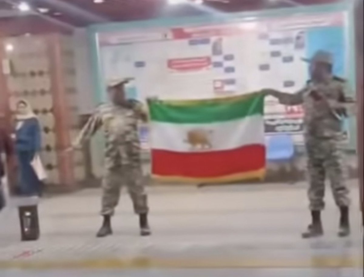 ساعاتی پیش دو نفر ارتشی در مترو خمینی با در دست گرفتن پرچم شیرو خورشید شعار جاویدشاه سر دادن