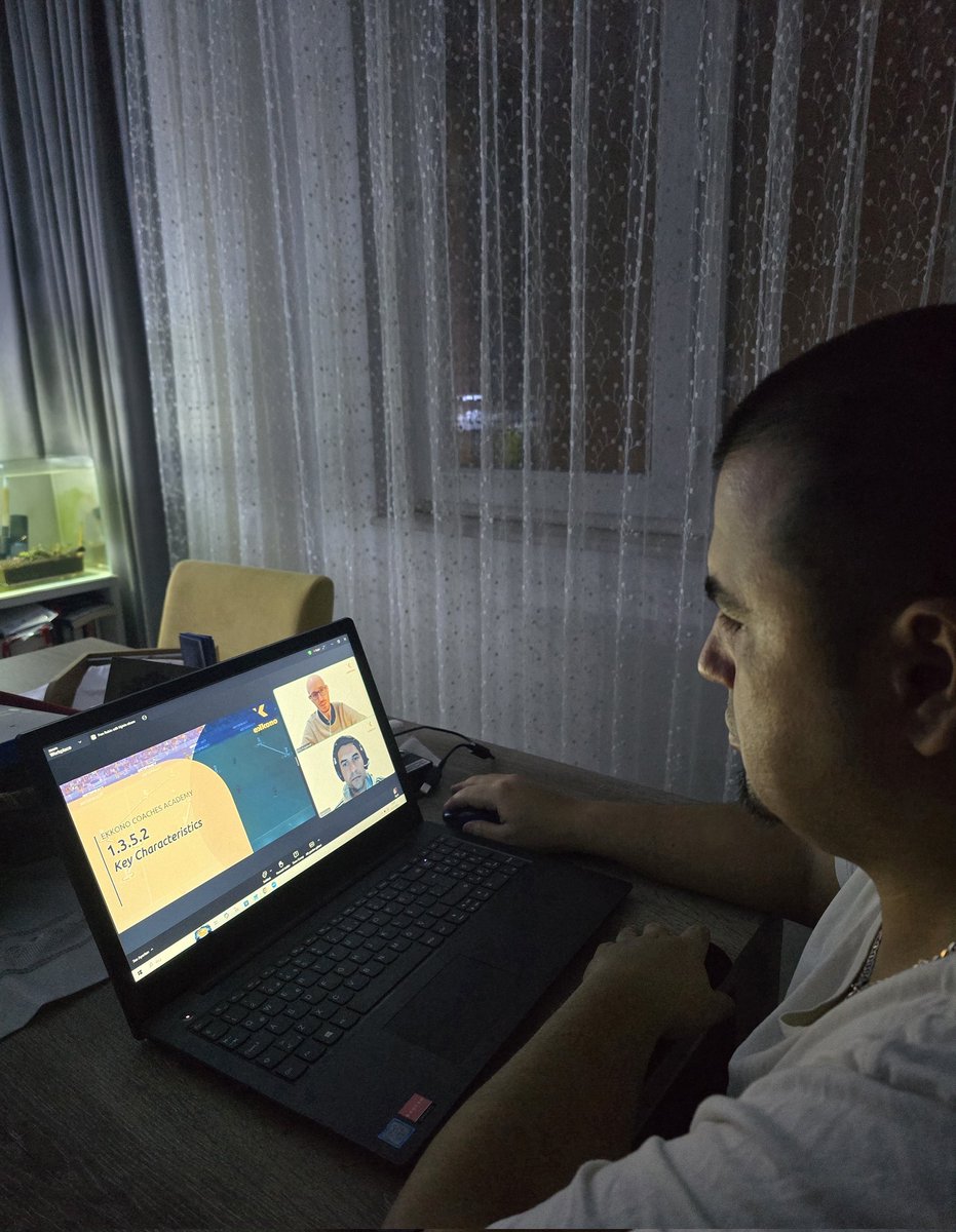 EnginErdem07's tweet image. Merkezi İspanya’da bulunan önemli bir futbol eğitim kurumunun düzenlediği ‘FUTBOLDA 1-3-5-2 SİSTEMİ : TEMEL ÖZELLİKLERİ ’ konulu online seminerine katılarak uluslararası eğitimlerimi sürdürdüm. ⚽️