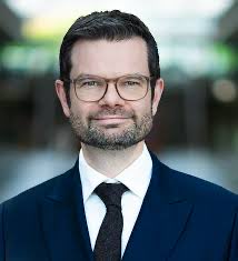 Wie ich den Rewe verlasse, mit fünf Packungen Pinienkerne und Lachsfilet in der Schnauze