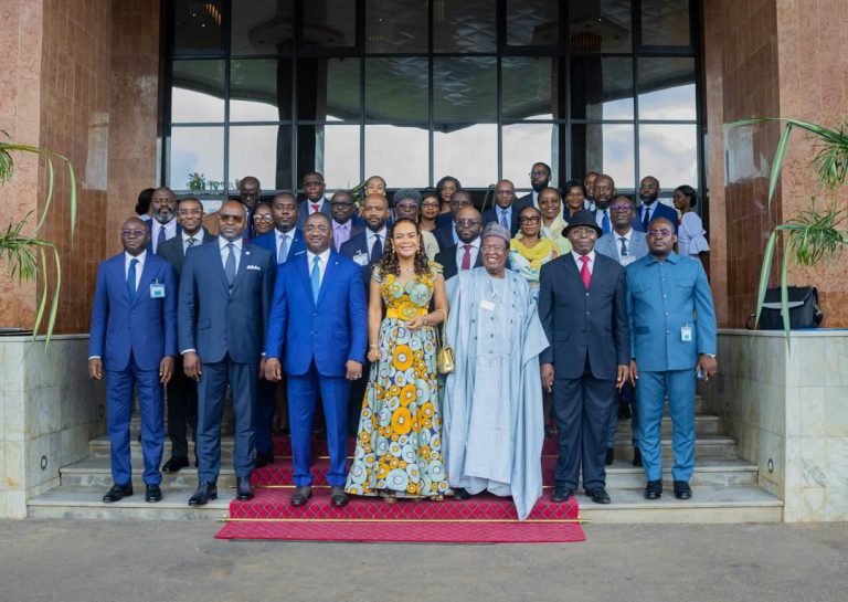jtchoufang's tweet photo. @AkereMuna @Panoramapapers @MimiMefoInfo @CameroonPm237 @leconomie_cmr Or de toute évidence, le sieur Adolphe #Moudiki, ADG de la #SNH, n'était manifestement pas présent à cette cérémonie de signature, comme l'a par ailleurs dénoncé l'ex-bâtonnier @AkereMuna sur son compte... Le PCA, #NgohNgoh, n'y était pas non plus!
https://t.co/ck9Cl7Ljpn https://t.co/z3c8QGXNSL
