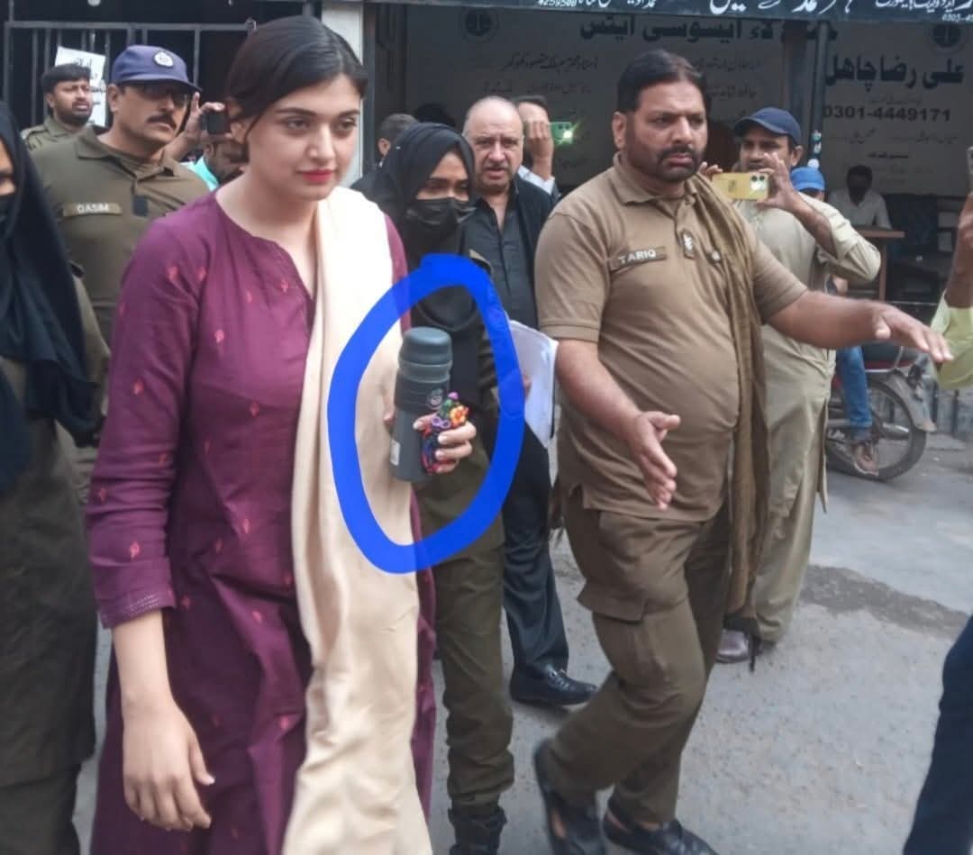 ایک سکھ اپنےداماد کو جوتے سے بُری طرح مار رہا تھا لوگوں نےآکر اُسےپکڑا اور لعن طعن کی کہ داماد کوجوتے سے مار رہے ہو سُسر تپ کےبولا میں ایس پین یک نوں  ہسپتال توں میسیج کیتا کہ مبارک ہوے تُسی پیو بن گئےہو ایس حرامزادے نے او اگے اپنے سارے دوستاں نوں سینڈ کر دتا
یہ اس سکھ کی بیوی ہے