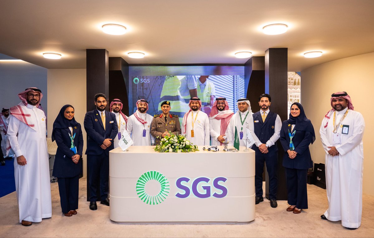 زار مدير الإدارة العامة للإعلام والاتصال المؤسسي المتحدث الأمني لوزارة الداخلية، العميد طلال بن عبدالمحسن بن شلهوب ، جناح #الشركة_السعودية_للخدمات_الأرضية ضمن مشاركة مجموعة السعودية في #مؤتمر_ومعرض_الحج 2025، حيث اطلع على أحدث الحلول المبتكرة والخدمات الاستثنائية التي تقدمها