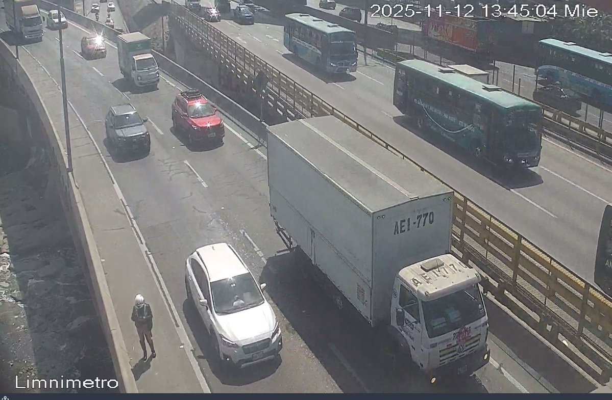 Lima Expresa informa:
Se registra tránsito lento con sentido a Lima, desde la salida del Gran Túnel Lima Expresa debido a cierres policiales en la vía expresa #LíneaAmarilla