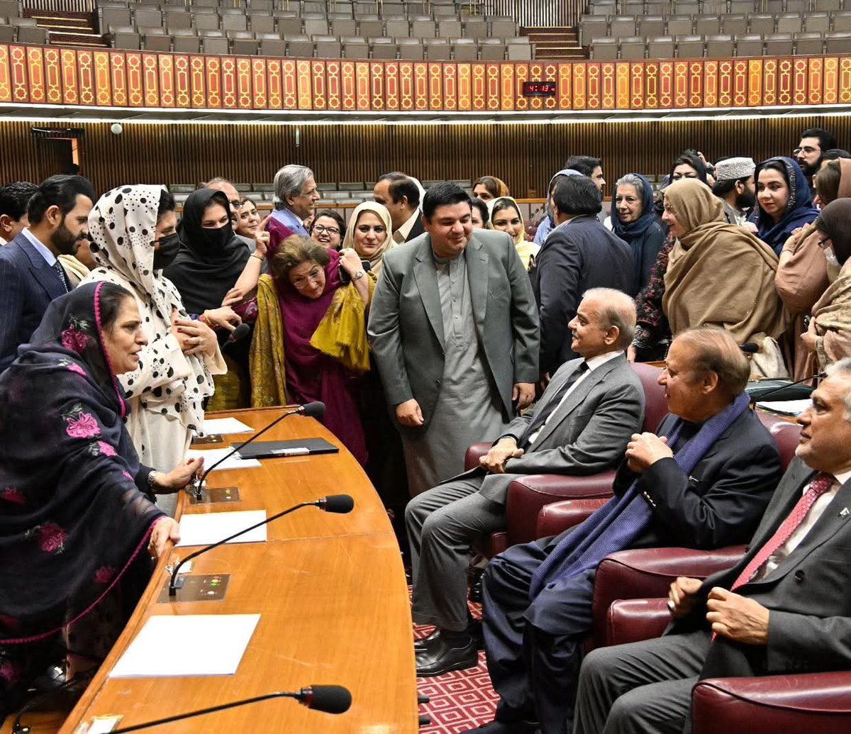 audaciousM__'s tweet image. There's just something about Nawaz Sharif. He can stay away from the limelight for months, but the moment he walks into a political gathering, every other politician suddenly looks ordinary. That's called AURA.
