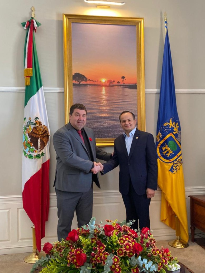 Hoy dialogamos con <a href="/AlejandroA_C/">Alejandro Aguirre Curiel</a> Presidente Municipal de Chapala, sobre oportunidades de colaboración. Reiteramos nuestro compromiso para apoyar a nuestros ciudadanos en la región y fortalecer la relación entre el Consulado y Chapala. ¡Gracias por su hospitalidad! #Chapala