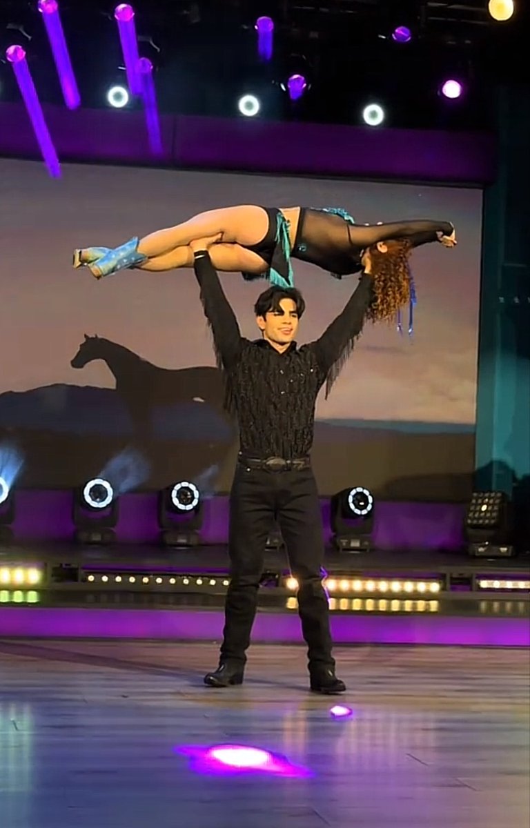 Estuve con el Jesus en la boca durante todo el baile por tanta cargada pero se logró 😩😭✊🏼 los TQM #LaCasaDeAaron #AaronBailaEnHoy 

BRILLAARON ES LEBEH