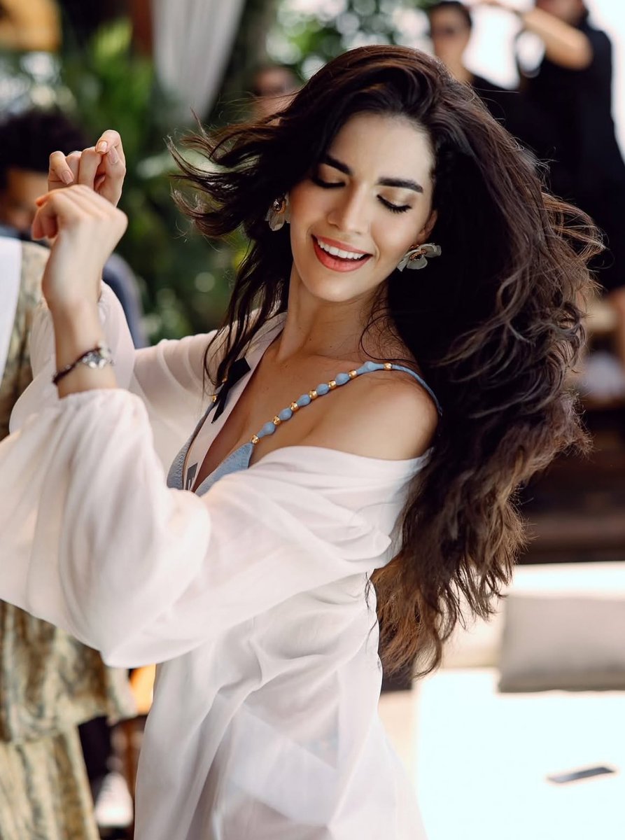 Maria Gabriela segue entregando beleza, carisma e naturalidade em todos os dias do Miss Universe, se destacando muito! Que orgulho e que preparação incrível da nova coordenação. Júlia Gama e Natália Guimarães que força juntas! #MissUniverse2025