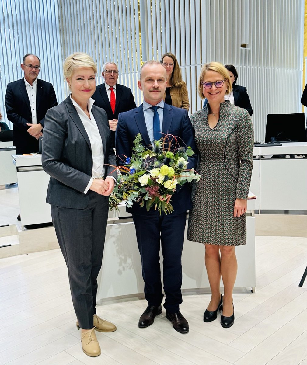 ManuelaSchwesig's tweet image. Herzlichen Glückwunsch lieber Silvio Witt zum neuen Bürgerbeauftragten in MV! Kompetent &amp;amp; bürgernah. So kenne ich Silvio Witt als ehemaligen Oberbürgermeister seit vielen Jahren. Jetzt für ganz #MV👍 Ich freue mich auf die Zusammenarbeit zum Wohle der BürgerInnen unseres Landes.