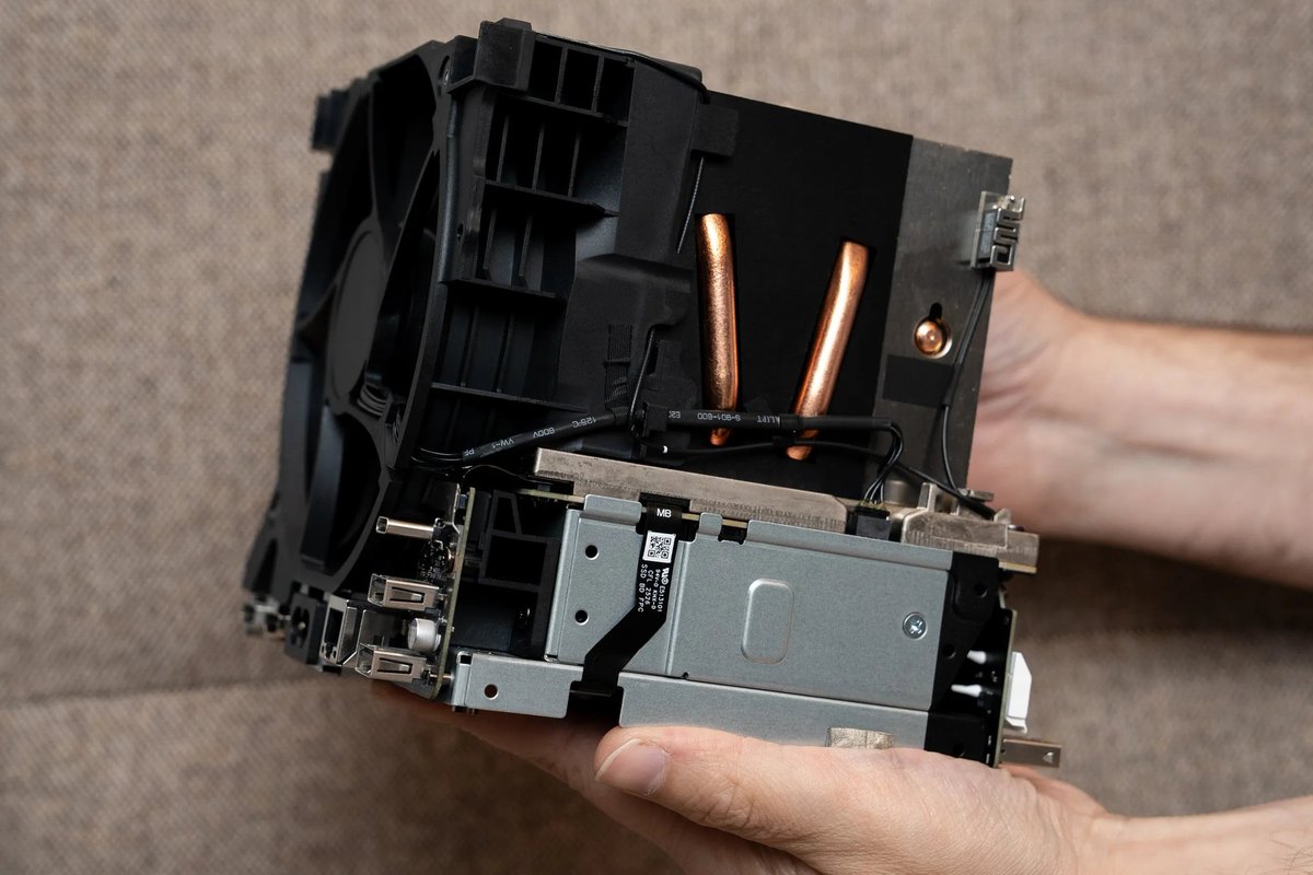 GAMERNEWSonX's tweet image. Steam Machine Hardware Details:

• Zen 4 CPU 4.8Ghz 6C/12T
• RDNA3 GPU with 28CUs 2.45Ghz (8GB GDDR6 VRAM)
• 16GB DDR5 RAM
• 4K 60 FPS with FSR
• 512GB or 2TB options
• Display Port 1.4 (4K @ 240fps, 8K @ 60fps)
• HDMI 2.0 (4K @ 120fps)
• 1 x USB C
• 2 x USB 3.2
• 2 x…