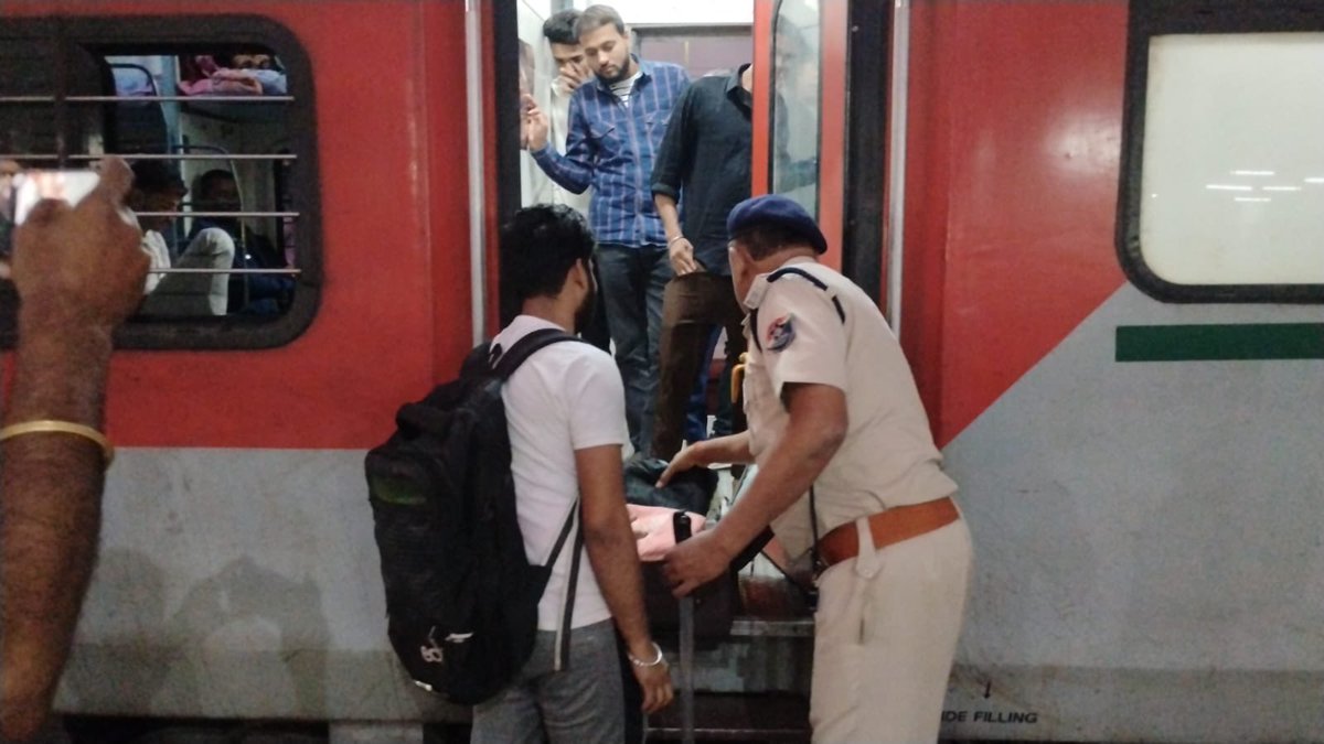 Lakhisaray's tweet image. दिल्ली धमाके के बाद लखीसराय व किऊल स्टेशन पर आरपीएफ-जीआरपी अलर्ट मोड में,
हर आने-जाने वाले यात्री और उनके सामनों की बारीकी से की जा रही है जांच
#Railnews #Railway #Delhiblast #RPF