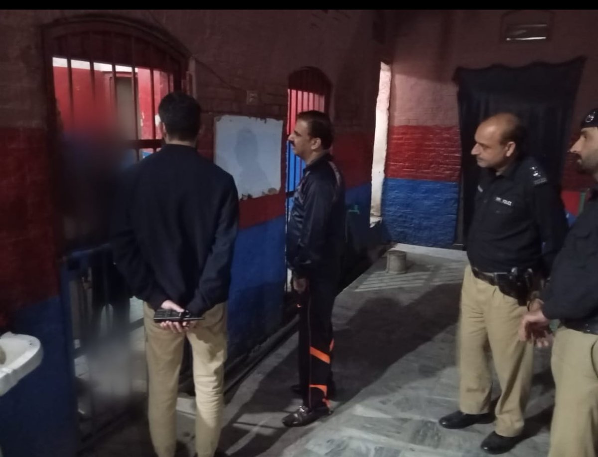 PeshawarCCPO's tweet photo. ایس پی سٹی ڈویژن شاہد عدنان کا تھانہ شہید گلفت حسین کا دورہ

ایس پی شاہد عدنان نے ریکارڈ، کرائم بورڈ، حوالات، مالخانہ، بیرک اور صفائی کا جائزہ لیا۔
تھانہ میں سائلین سے ملاقات کر کے مسائل سنے اور بروقت دادرسی کی ہدایت کی۔

#PeshawarPolice #CityDivision #PublicService #SafePeshawar https://t.co/tDhjEeE6JJ