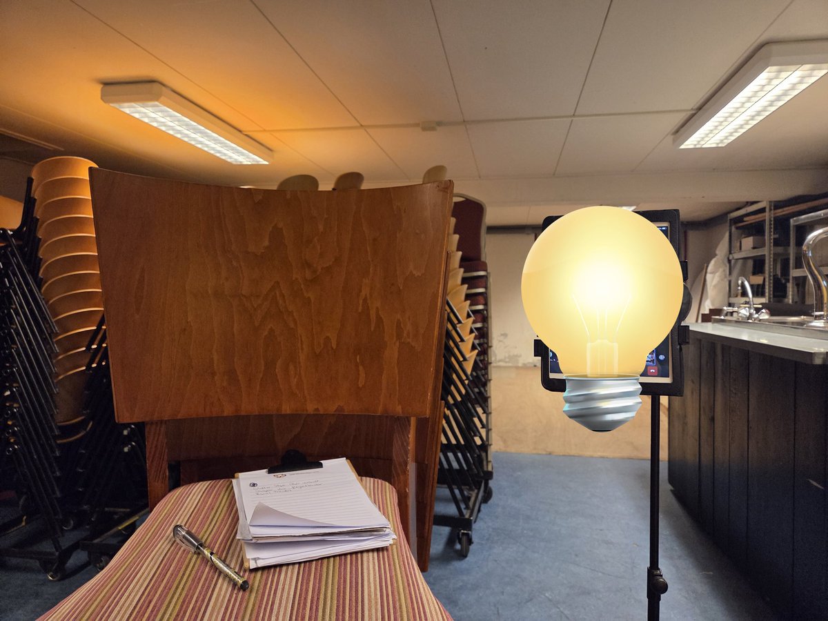 Technische sessie voor de gemeenteraad aan het volgen vanuit de kelder van 1 van onze Dorpshuizen (met op de achtergrond de kerstklanken van de repeterende fanfare)🎶 

Een stapel stoelen als tafel en 1 puntje bereik.  Geen pluche te bekennen hier 😜

#uithetlevenvaneenraadslid