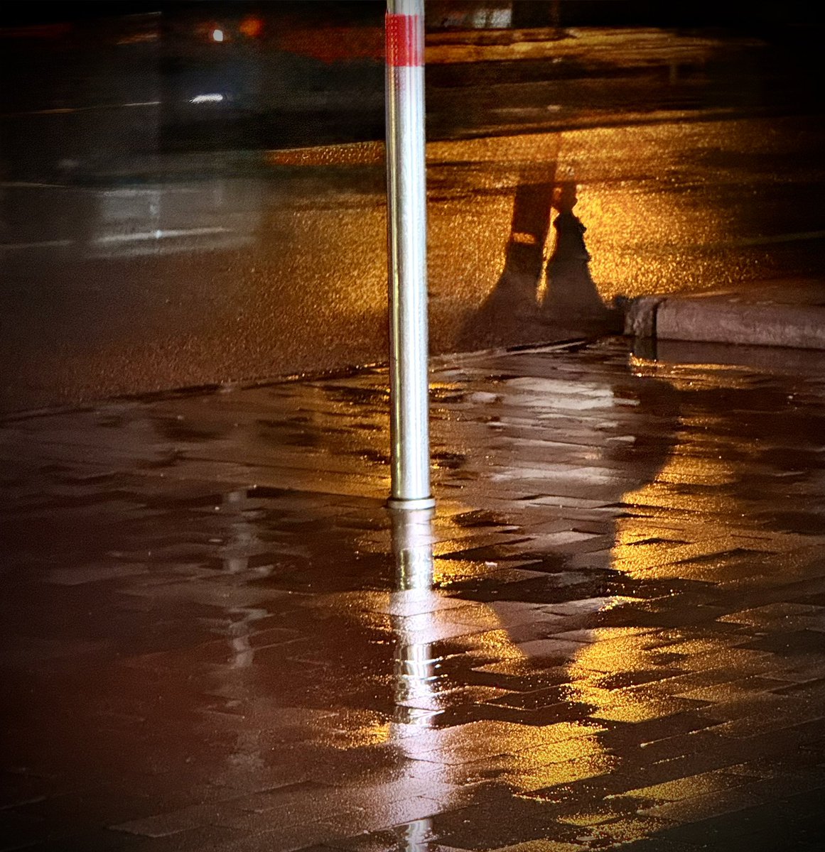 ubiquity11's tweet image. Gnight🫧
I love puddles... you can see so much in them...
Will it come back....
#GoodNightX #REFLECTION