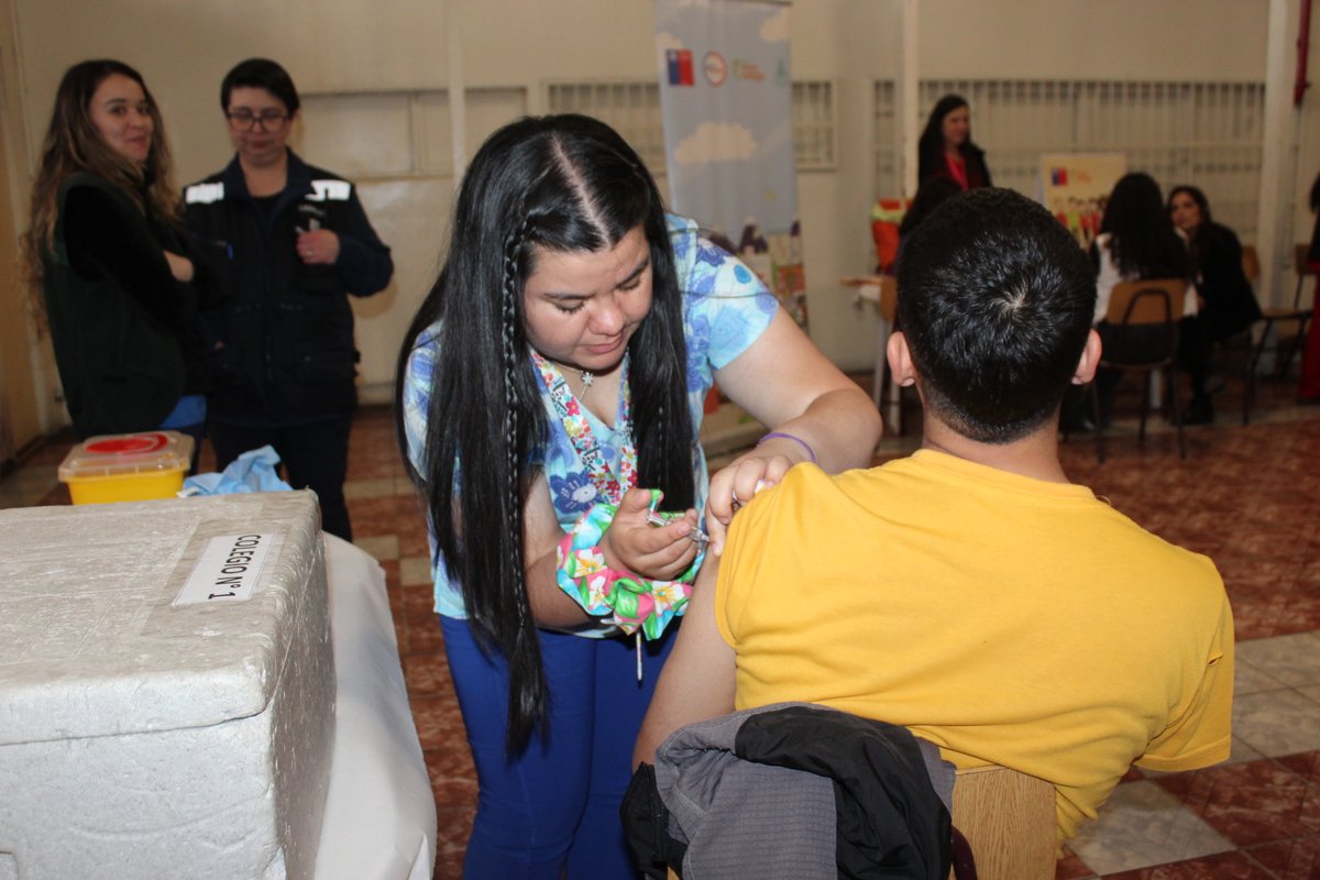 Esta tarde, el seremi Samuel Navarro participó en Feria de Salud realizada en el CCP Coyhaique, actividad organizada por el SSA y GENCHI enmarcada en el trabajo que viene desarrollando la mesa de mujeres privadas de libertad, embarazadas y con hijos lactantes.