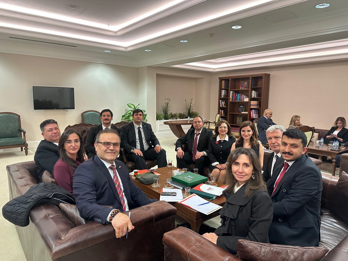 AHEF Yönetim Kurulu olarak Sağlık Bakanı Sayın Prof Dr Kemal Memişoğlu ve Halk Sağlığı Genel Müdürü Sayın Doç Dr Muhammed Emin Demirkol'u makamlarında ziyaret ettik.
Aile Hekimliği sistemi ile ilgili taleplerimizi samimiyetle ve ilgiyle dinledikleri için kendilerine teşekkür