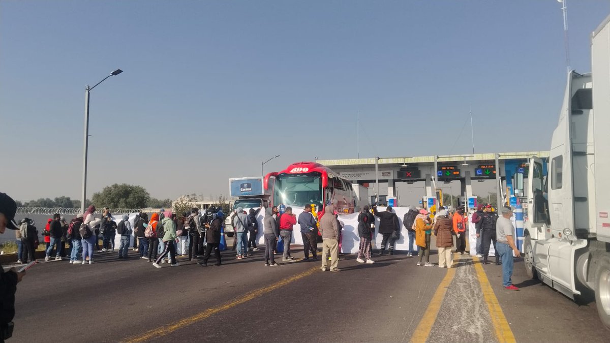 MexiquenseTV's tweet image. 🚨 #AlertaVial | Bloqueo en la Plaza de Cobro T7 del Circuito Exterior Mexiquense. 
Afecta ambos sentidos entre #Texcoco, #Nezahualcóyotl y #CDMX. 
🚧Se recomienda usar vías alternas como Lechería-Texcoco o Pirámides-Texcoco.