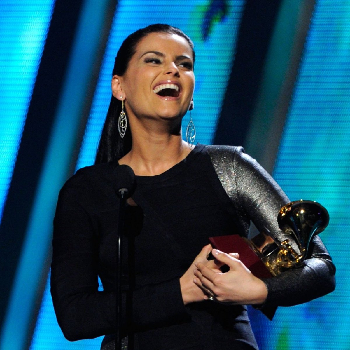 ✨️ | Há 15 anos, Nelly Furtado venceu o Grammy Latino de Melhor Álbum vocal pop feminino com "Mi Plan", tornando-se a primeira artista canadiana a vencer um Grammy Latino.