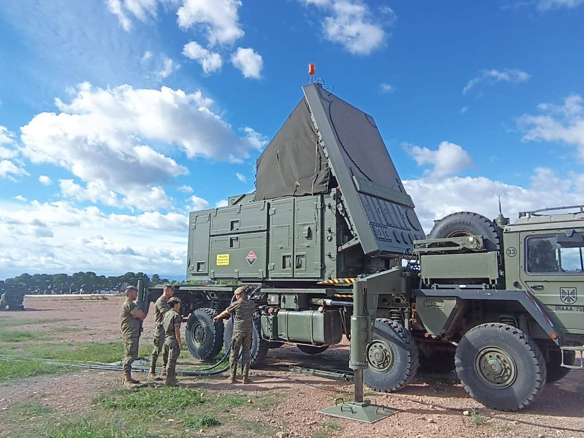 FUTER_ET's tweet photo. Personal del #RAMIX30 del Ejercito de Tierra, se adiestra en el Sistema antimisil PATRIOT del #RAAA73, integrado en el Contingente de la Operación de Apoyo a Turquía A/T XXIII, en el Campo de Maniobras de Marines (Valencia).
#MAAA
@MCANA_ET
#SomostuEjército https://t.co/lv8DufGpUN