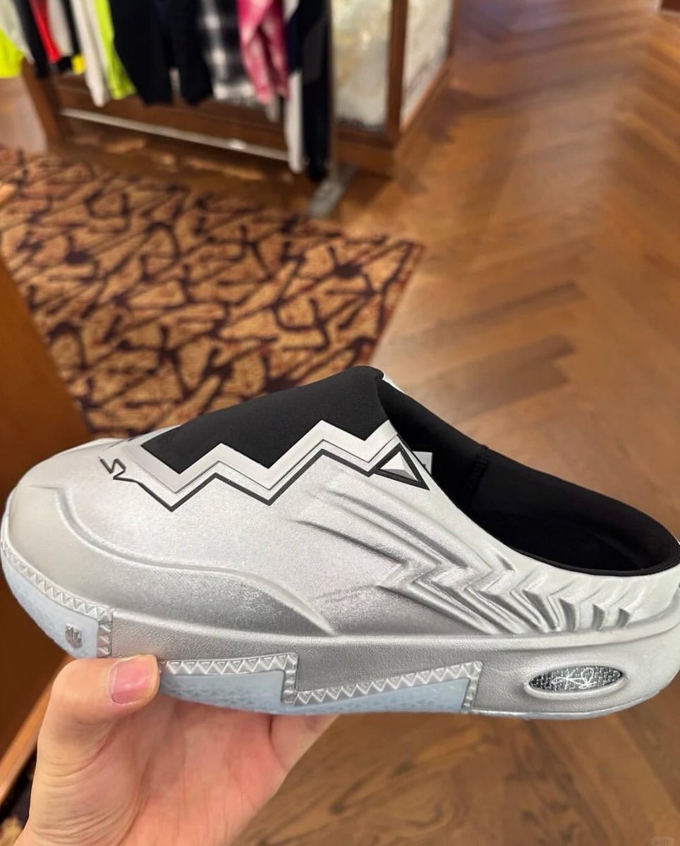 New Slides by Kyrie Irving