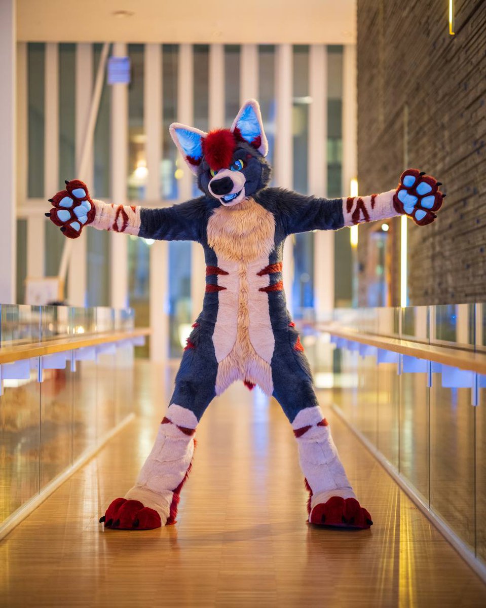 He's ready to be tackled!

🧵: @/OktaviasCsuits