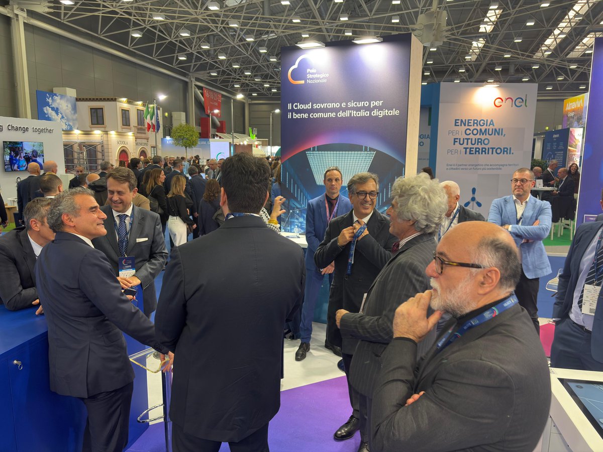 TIM_Enterprise's tweet image. “𝗜𝗻𝘀𝗶𝗲𝗺𝗲 𝗽𝗲𝗿 𝗶𝗹 𝗕𝗲𝗻𝗲 𝗖𝗼𝗺𝘂𝗻𝗲&quot; 🤝🏻 L’Assemblea Nazionale @comuni_anci di #Bologna è l&apos;occasione perfetta per toccare con mano come #TIMEnterprise stia trasformando il presente e il futuro del Paese.

Cerca il nostro stand a #BolognaFiere per partecipare a…