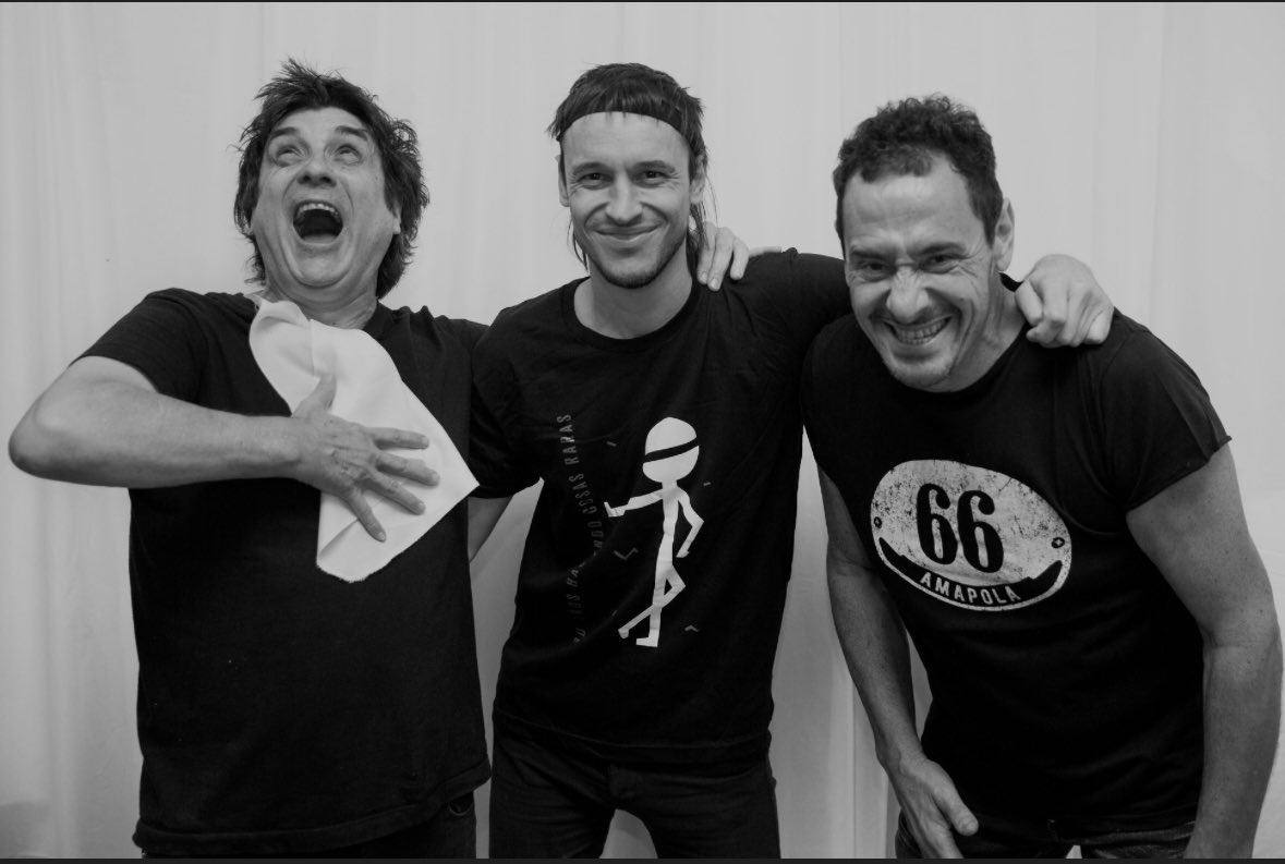 Divididos abre el Movistar para estrenar el disco y el docu. 
Un adelanto: el docu se llama “Sonidos, Barro y Piel”. Frase de la cancion Cabalgata Deportiva, en referencia a ellos grabando, el barro del camino recorrido, la piel de la amistad de los 3 y el lazo con la gente.