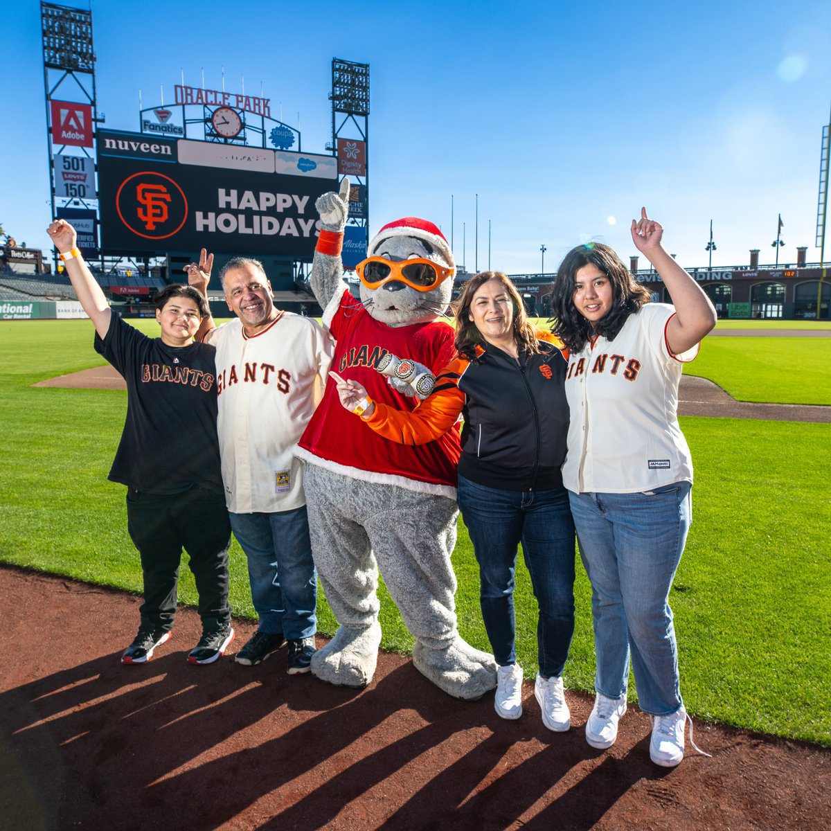 OracleParkSF's tweet image. Have a professional photographer take your holiday photos in the @sfgiants clubhouse, dugout and on the field with Lou Seal!

Three days only, sessions available at sfgiants.com/holidayphotos 🎁